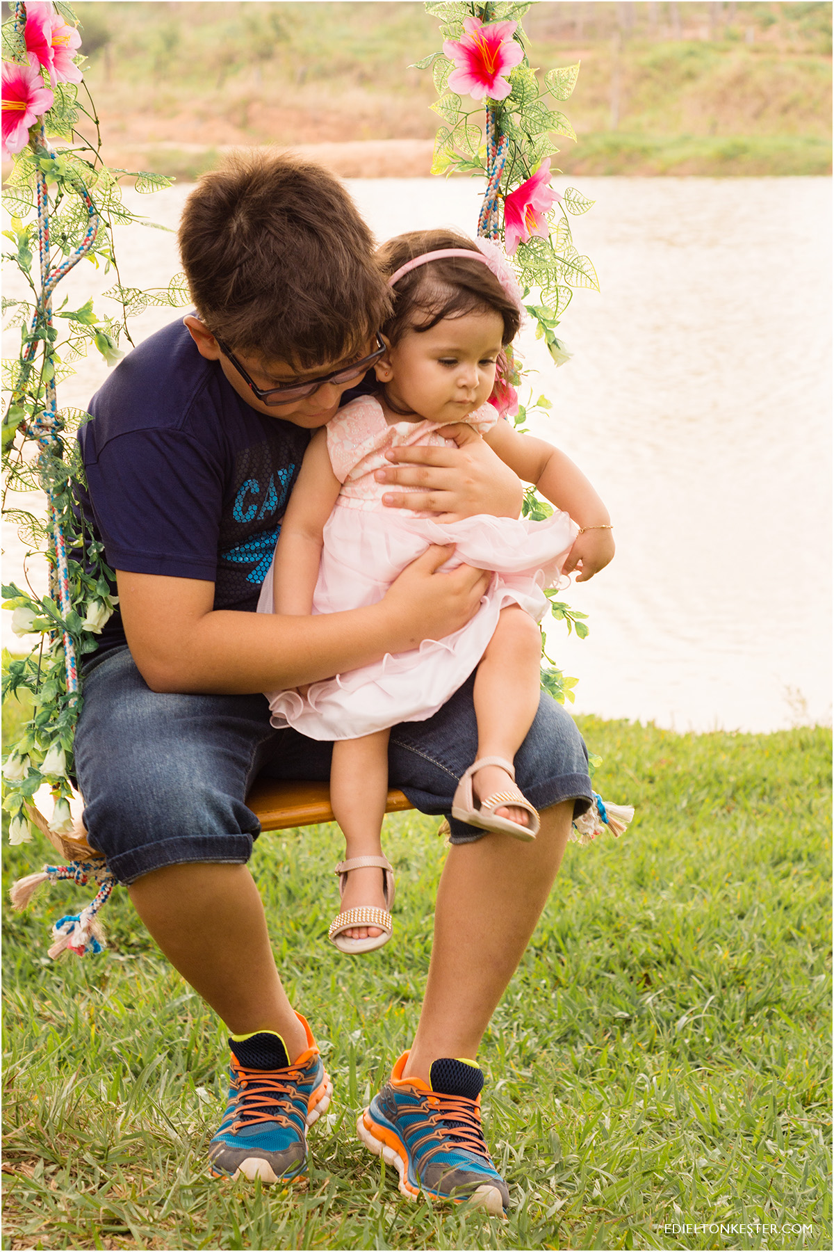 afeto de irmao, irmao mais velho cuidado da irma