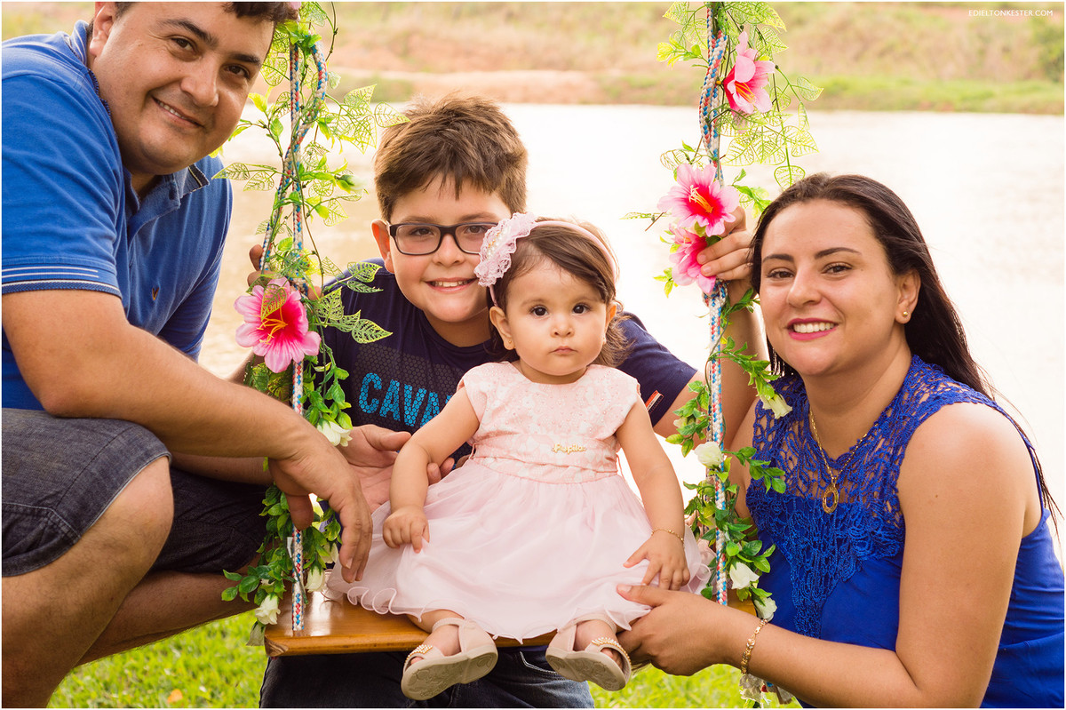 familia sorrindo em ensaio da filha