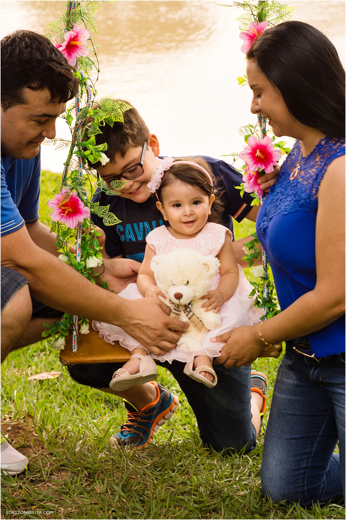 familia feliz em ensaio de 1 aninho