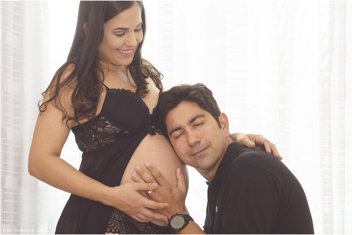 pai escutando o filho na barriga da mae