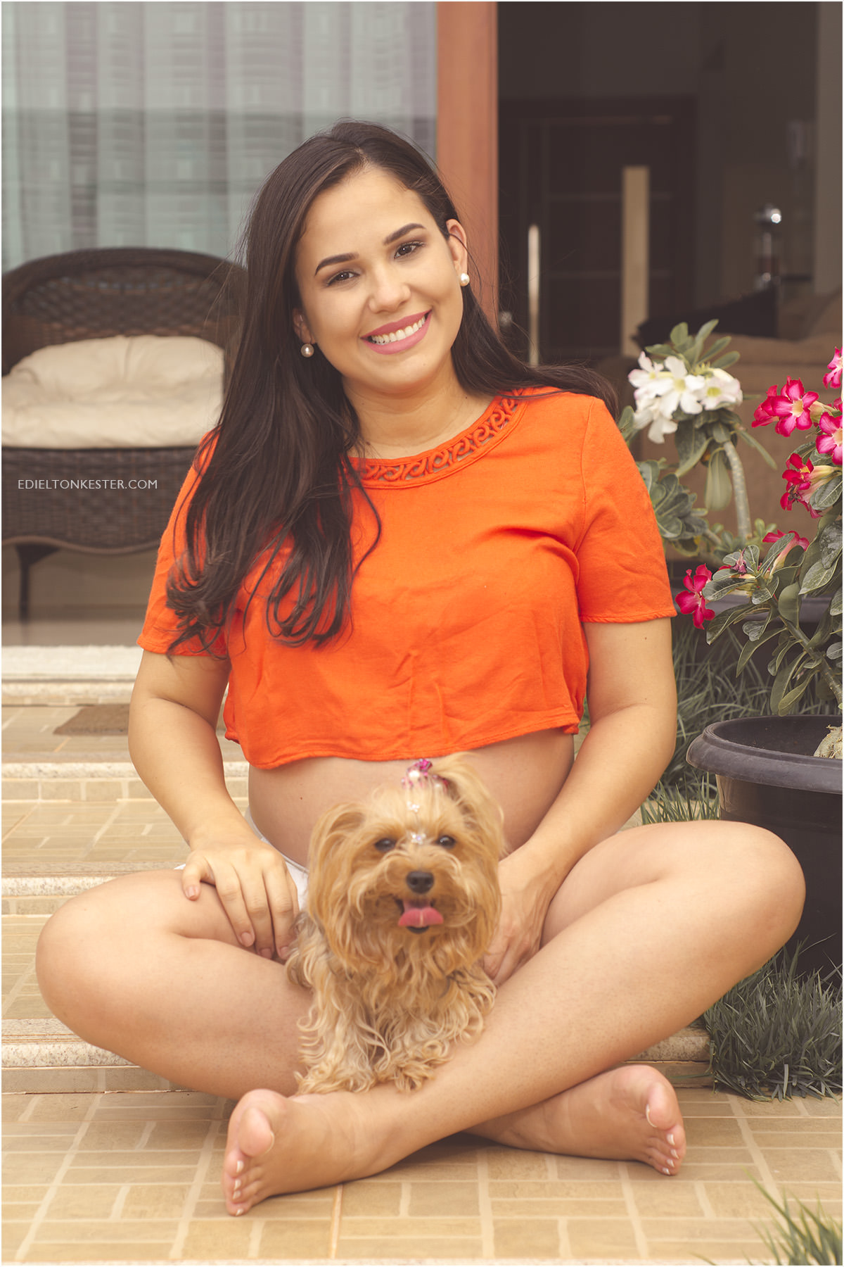 gestantes em ensaio com sua cachorrinha