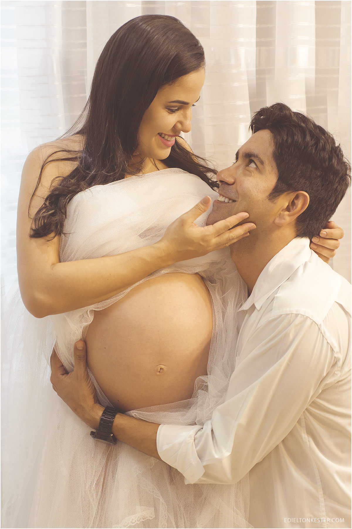 ensaio de casal gestante, gestaçao, gravidez, mae fazendo carinho no pai que abraça a barriga