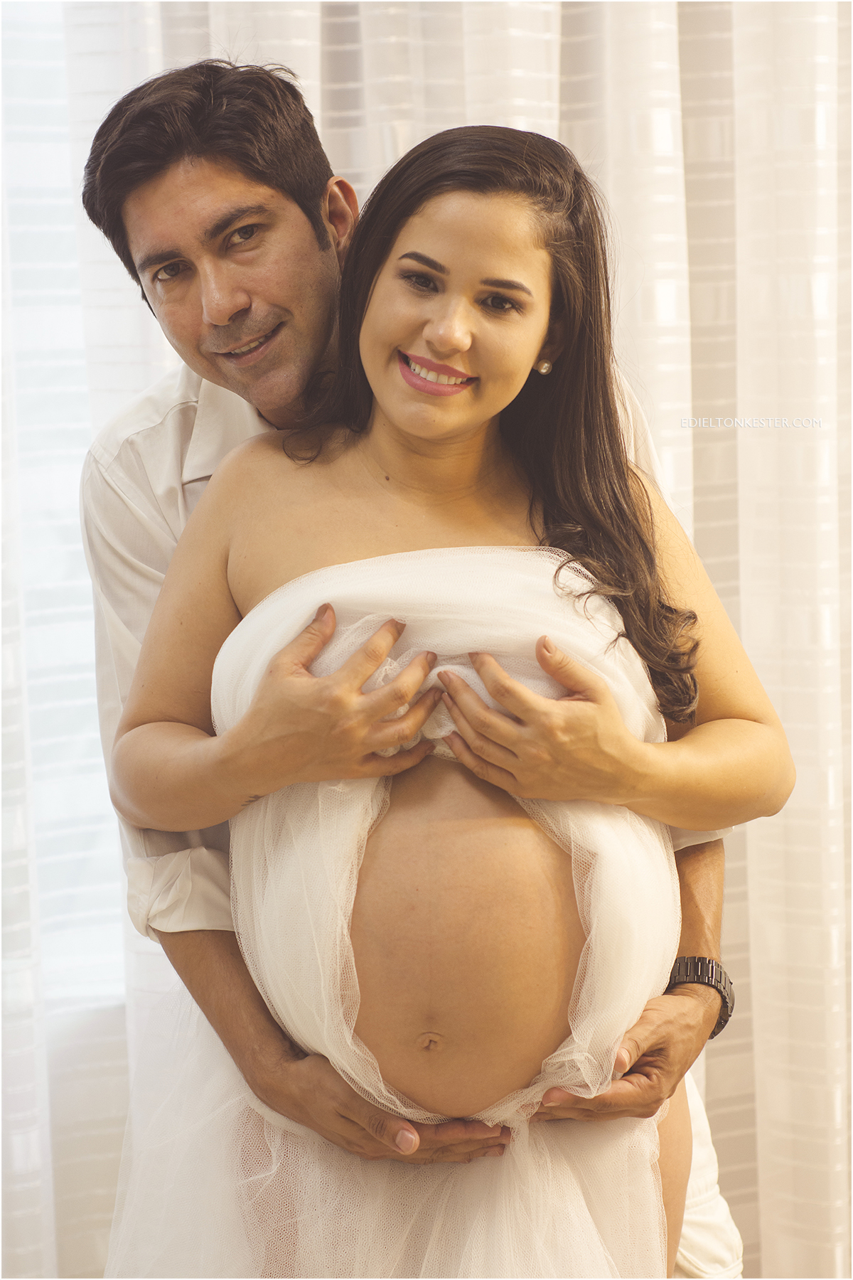 ensaio de casal gestante, gestaçao, gravidez, mae fazendo carinho no pai que abraça a barriga