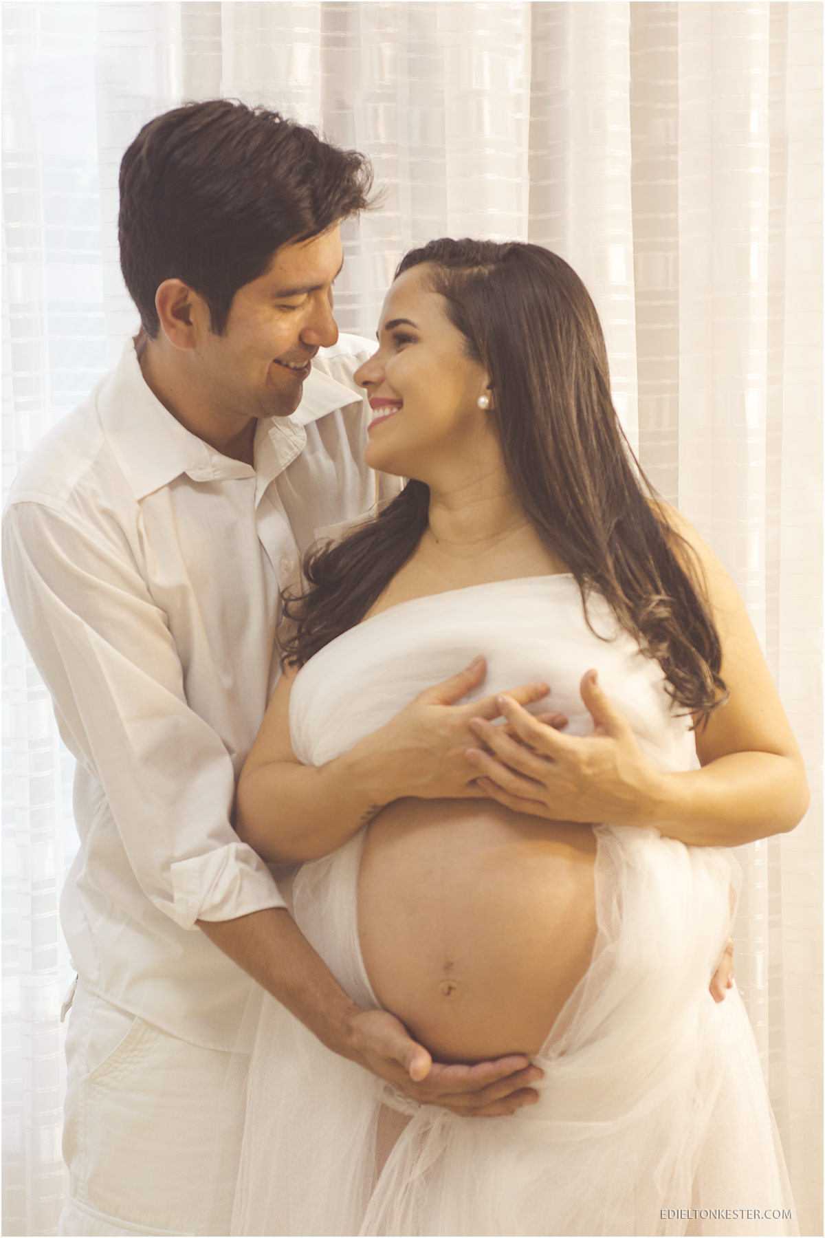 ensaio de casal gestante, gestaçao, gravidez, mae fazendo carinho no pai que abraça a barriga