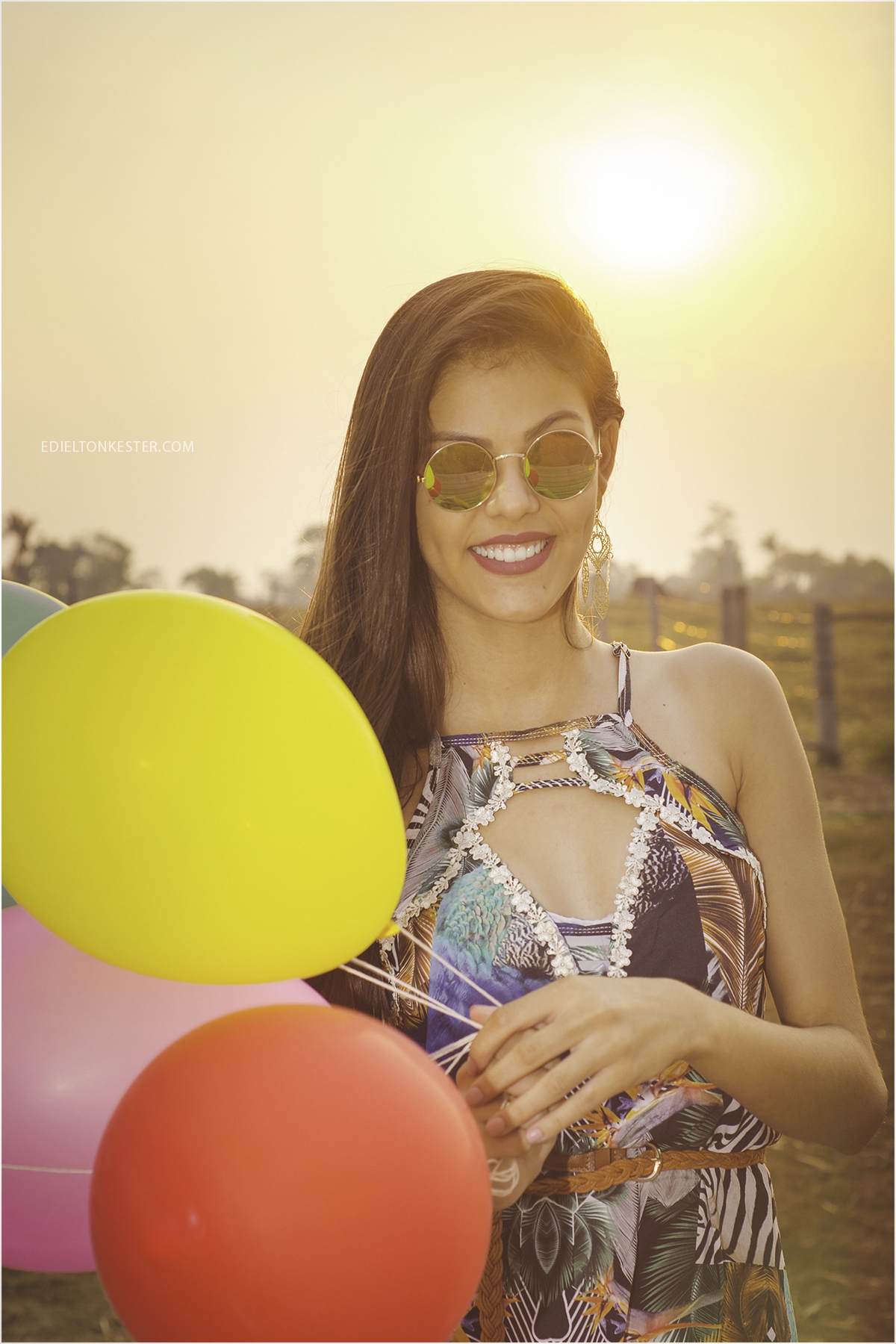 fotografo edielton kester realizando ensaio, fotografo de 15 anos em rondonia, ensaio de 15 anos, menina segurando balao em ensaio de 15 anos com oculos