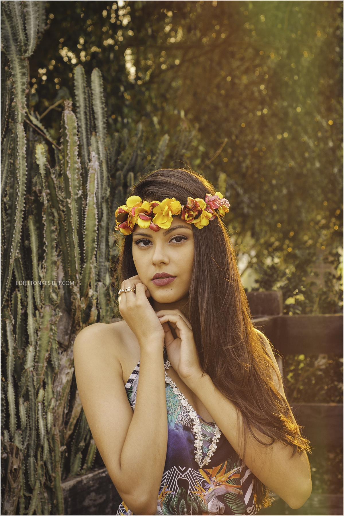 fotografo edielton kester realizando ensaio, fotografo de 15 anos em rondonia, ensaio de 15 anos, menina de 15 anos com coroa de flores em ensaio fotografico