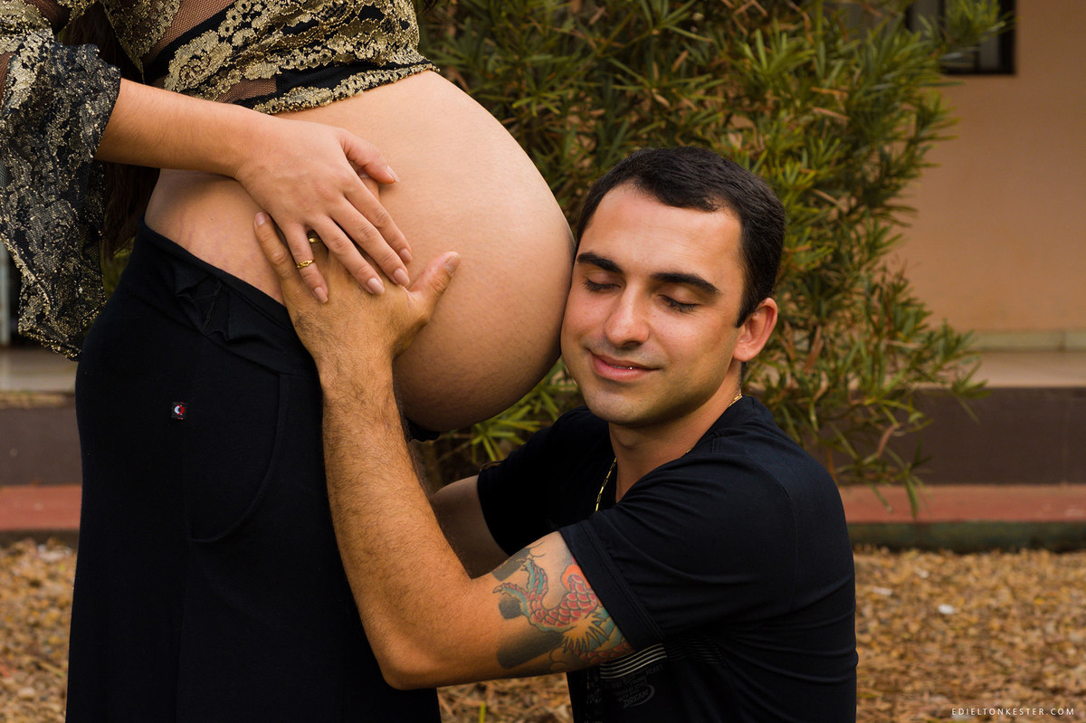 pai abraçando a barriga da mae em ensaio de gestante