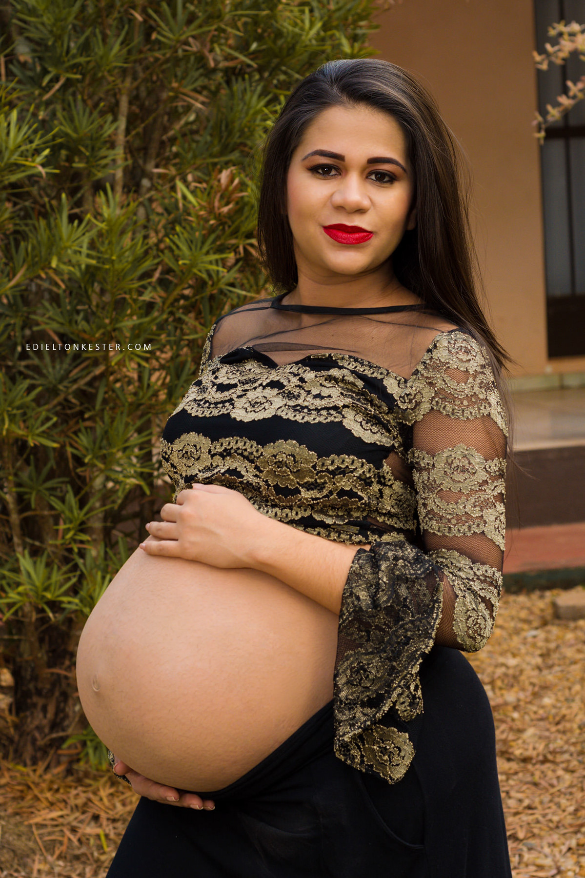 gestante com a mao na barriga