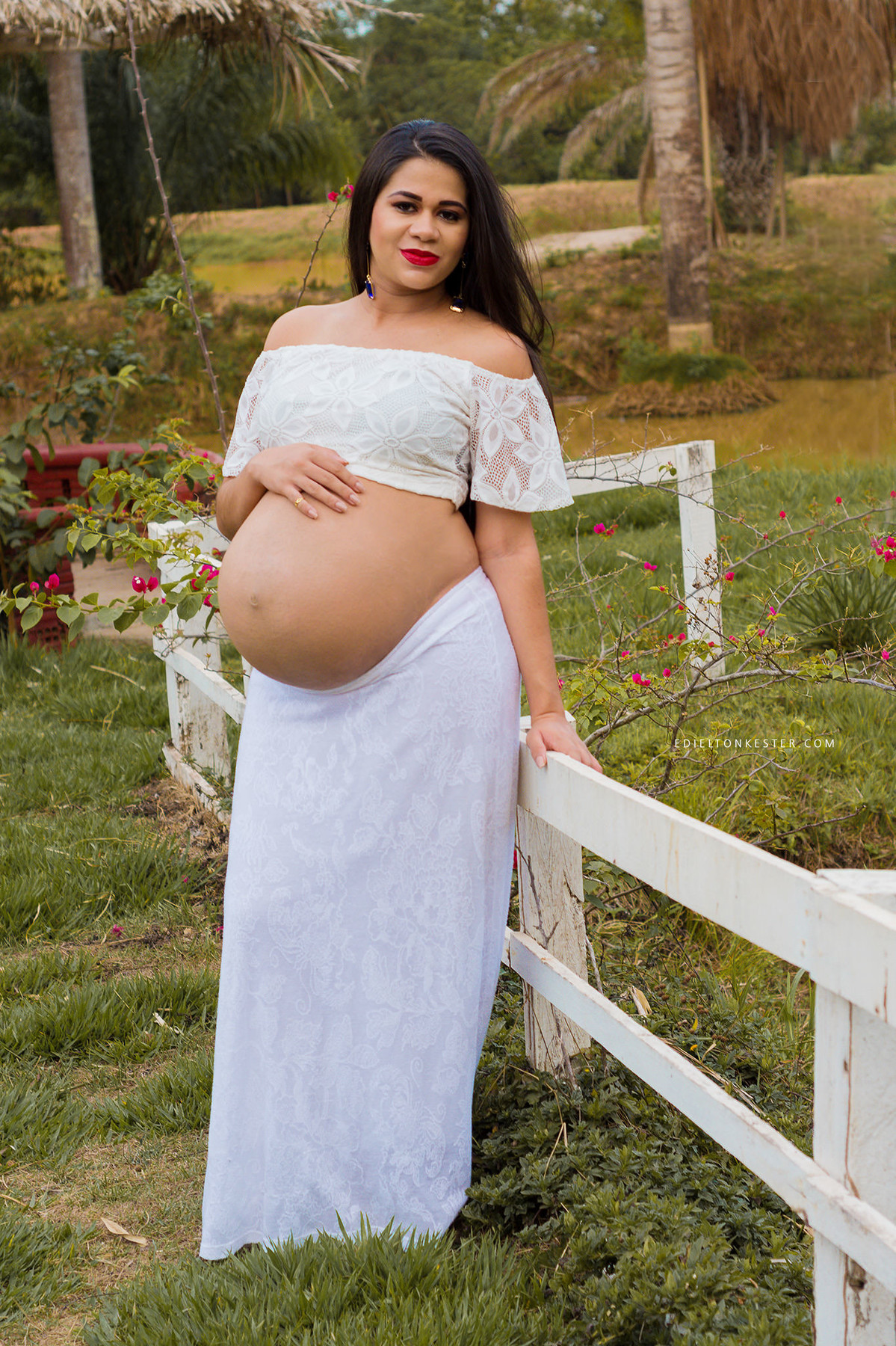 gestante de branco em ensaio de gravida no campo