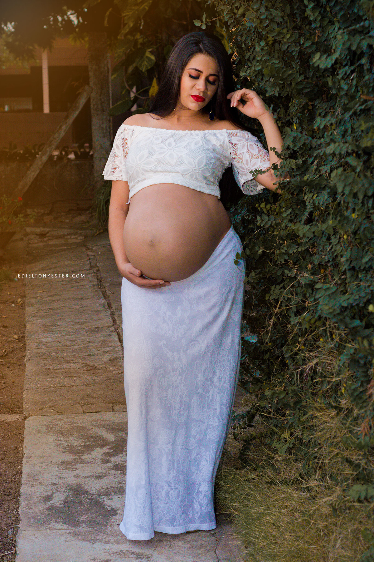 foto de gravida proximo a folhagens em ensaio externo