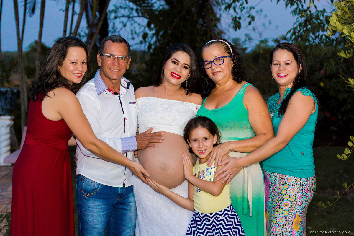 toda a família segurando a barriga da gestante em ensaio de gravidez