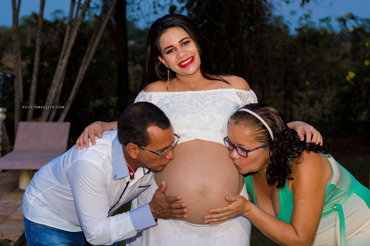 avós beijando a barriga da gravida