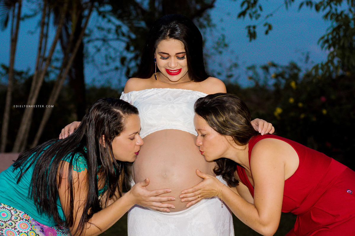irmas beijando a barriga da gravida em ensaio em rolim de moura