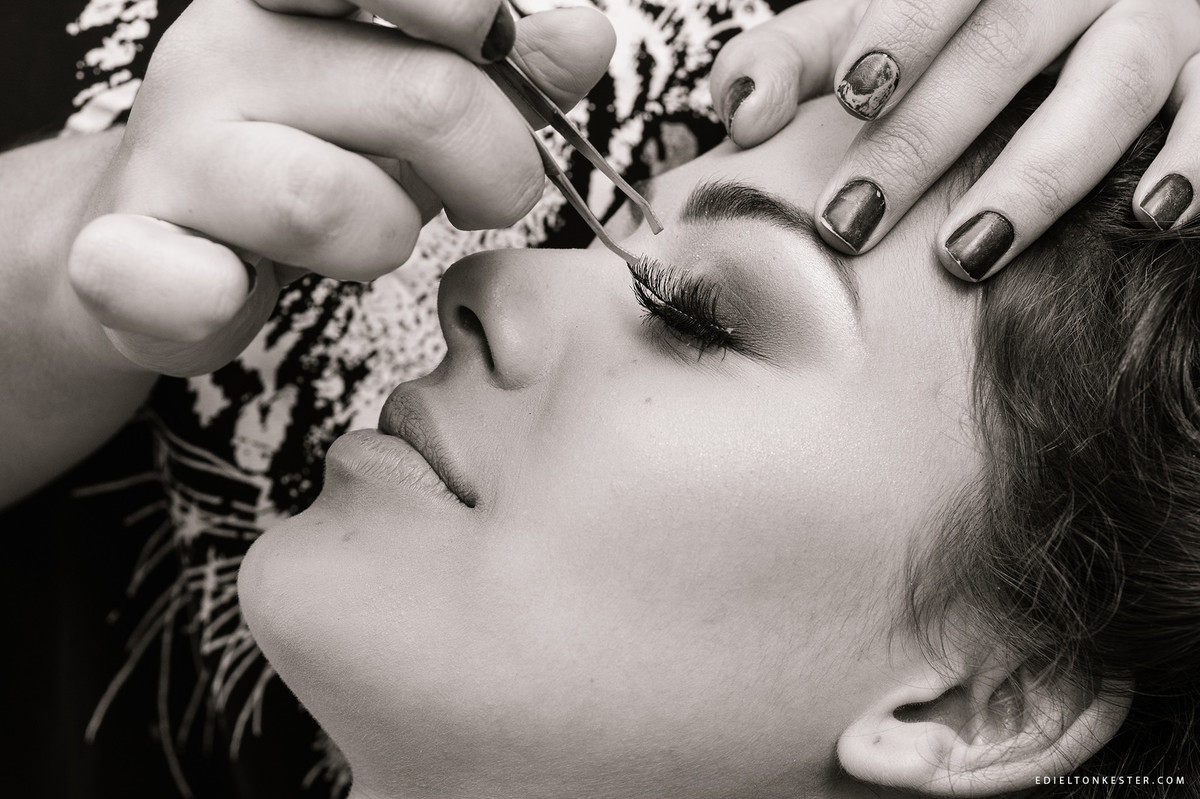 colocando cilios em aniversario de 15 anos foto feita pelo fotografo dielton kester em rolim de moura rondonia