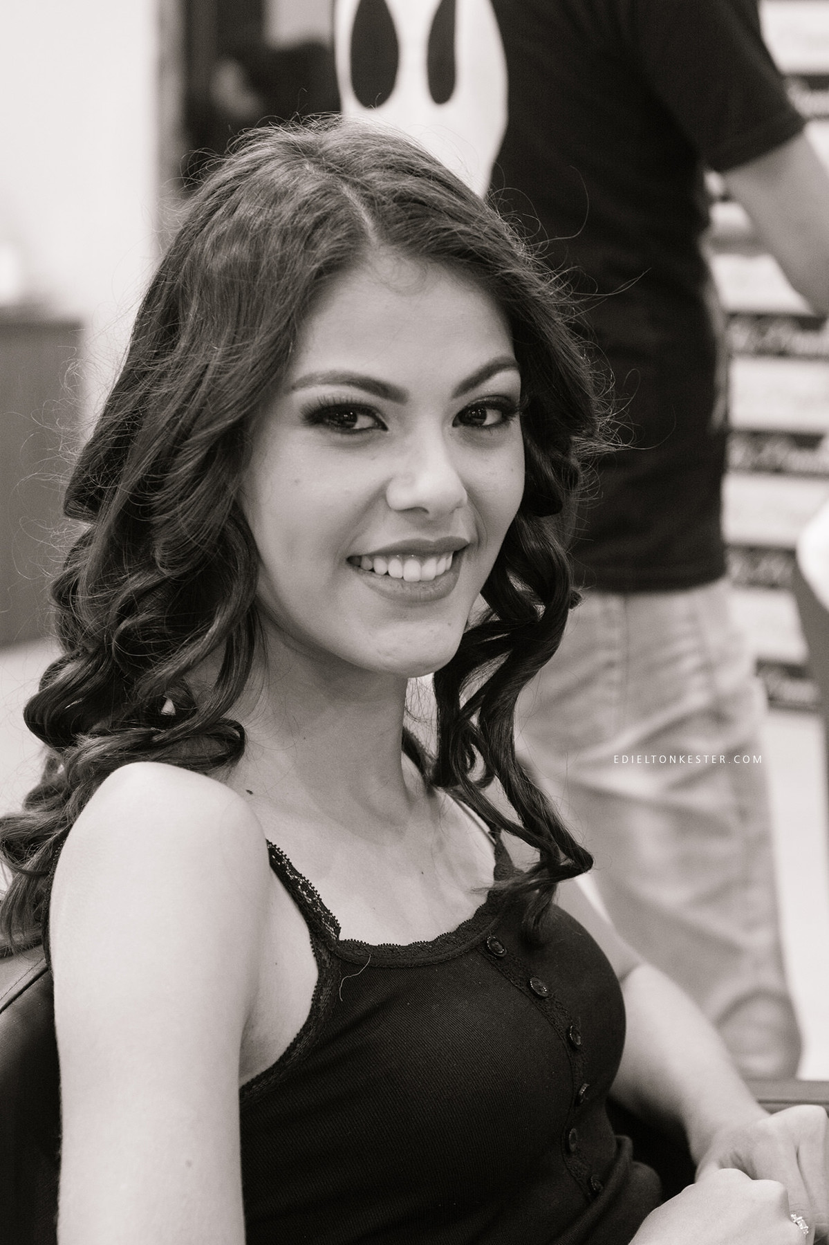 foto de 15 anos enquanto a aniversariante olha pra camera e sorri