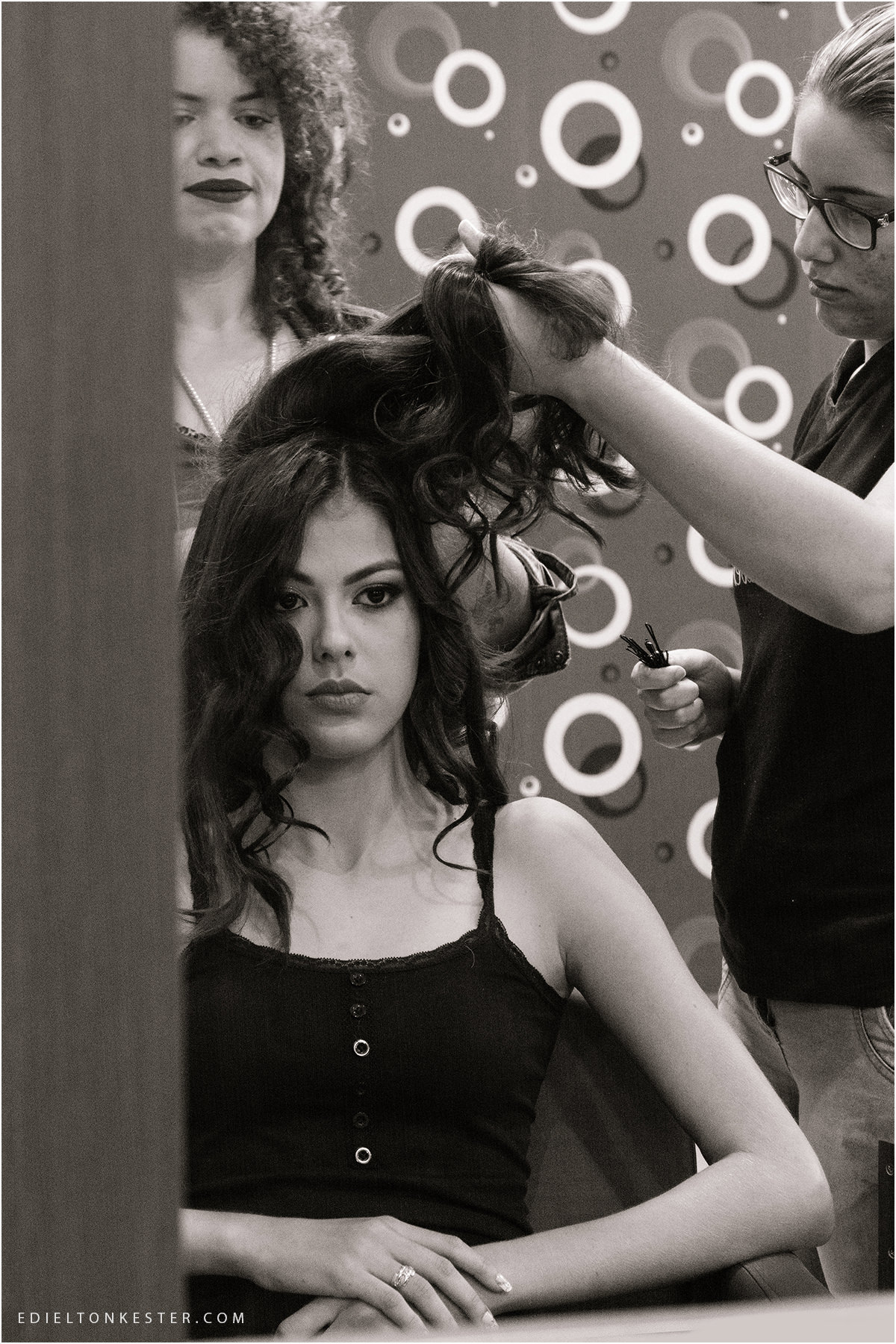 aniversariante de 15 anos se arrumando no salao em penteado de cabelo para 15 anos foto feita pelo fotografo de casamentos e familias de rondonia edielton kester