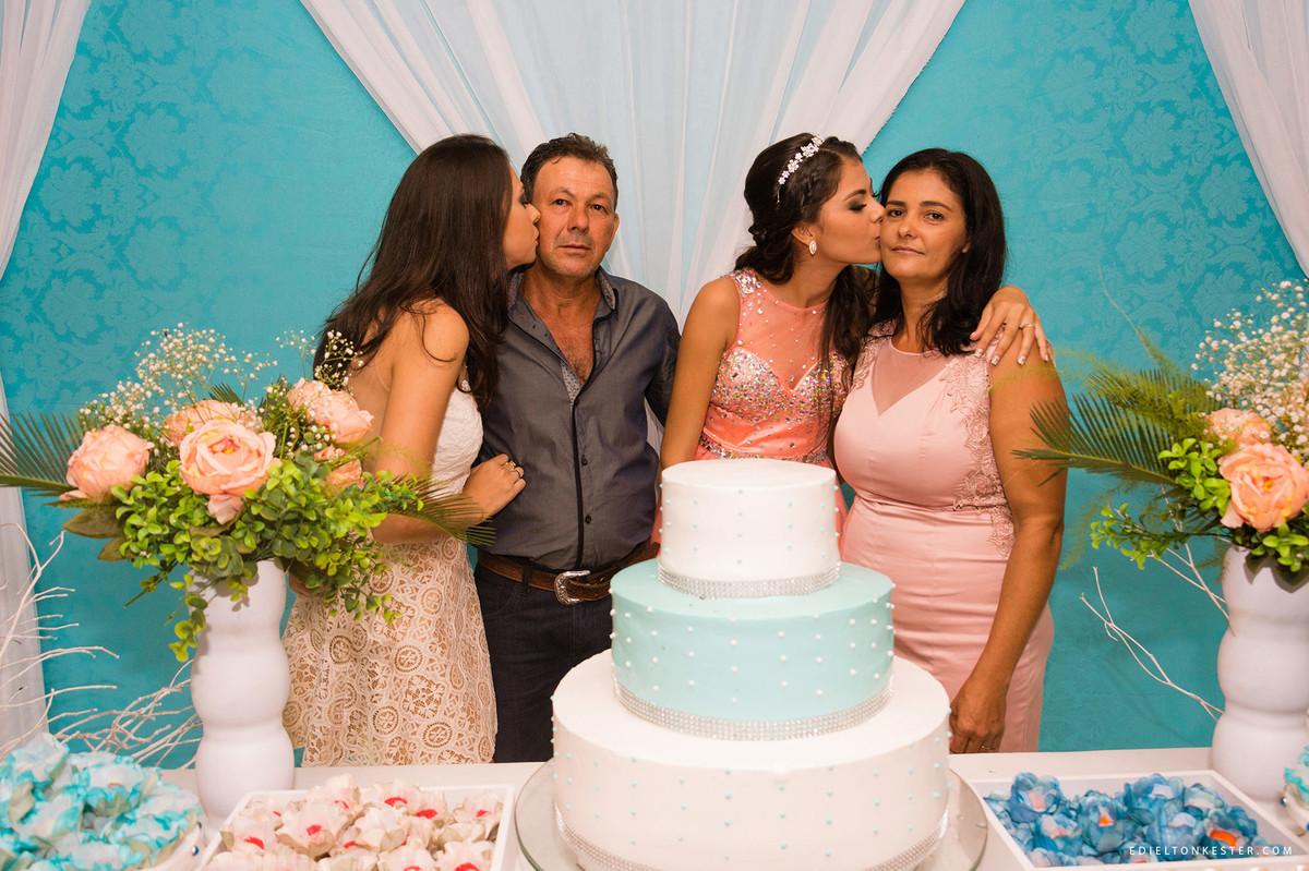 filhas beijando os pais em aniversário de 15 anos