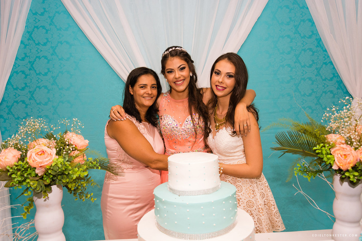 filhas abraçando a mae em aniversário