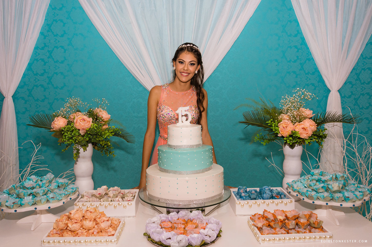 aniversariante de 15 anos posando para fotos