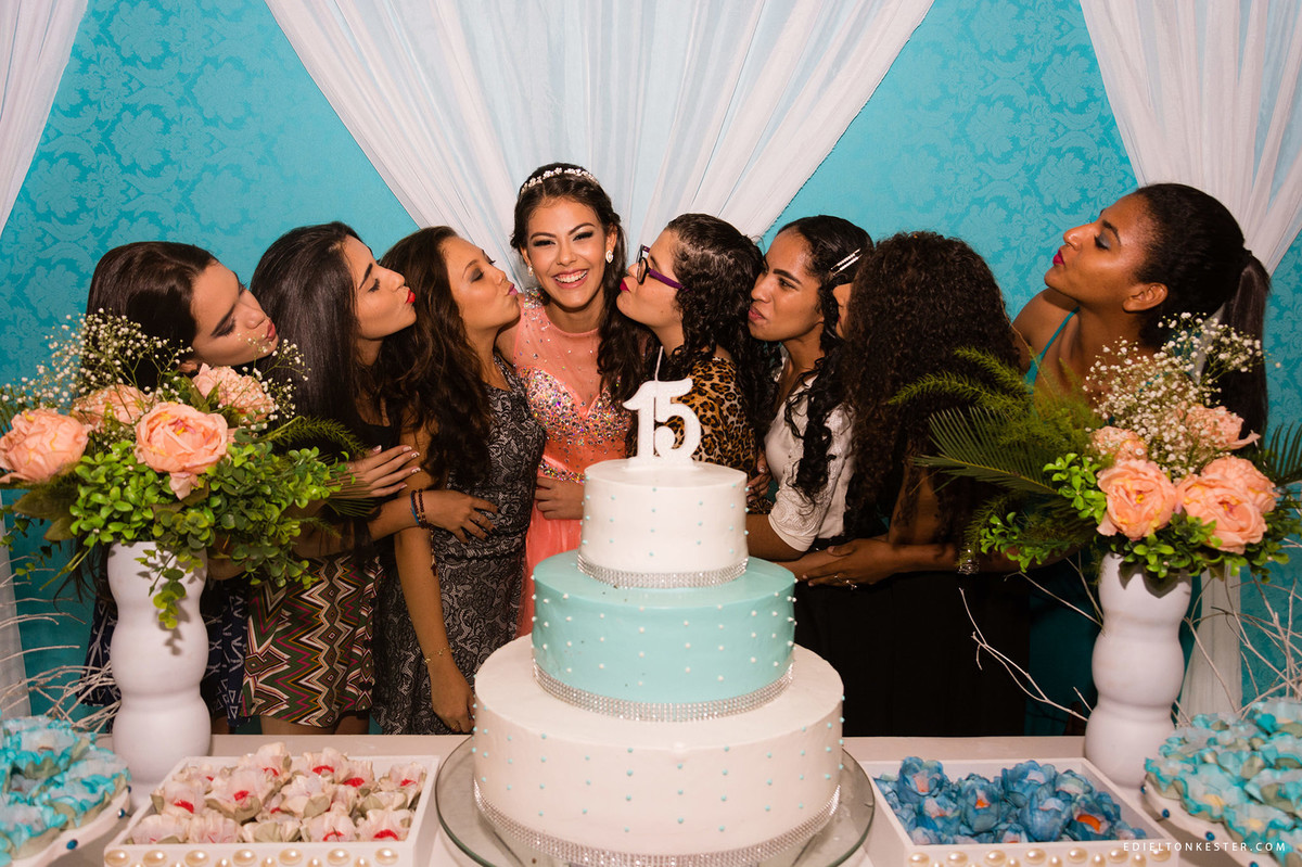 aniversariante de 15 anos juntamente com suas amigas em foto descontraida