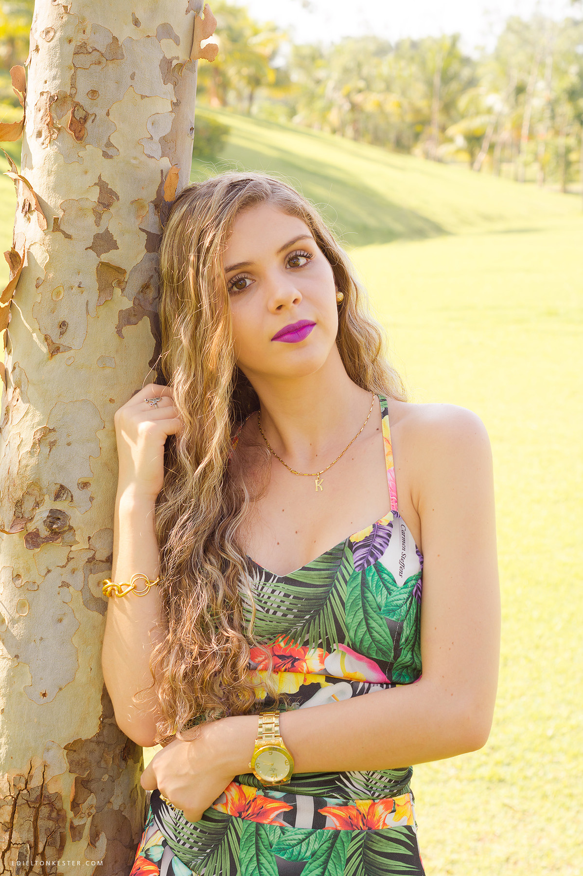 15 anos da Kawanny Matt realizado na fazenda cassol em rolim de moura rondonia pelo fotografo de casamentos e familias edielton kester com a modelo com vestido verde escorada m tronco de arvore