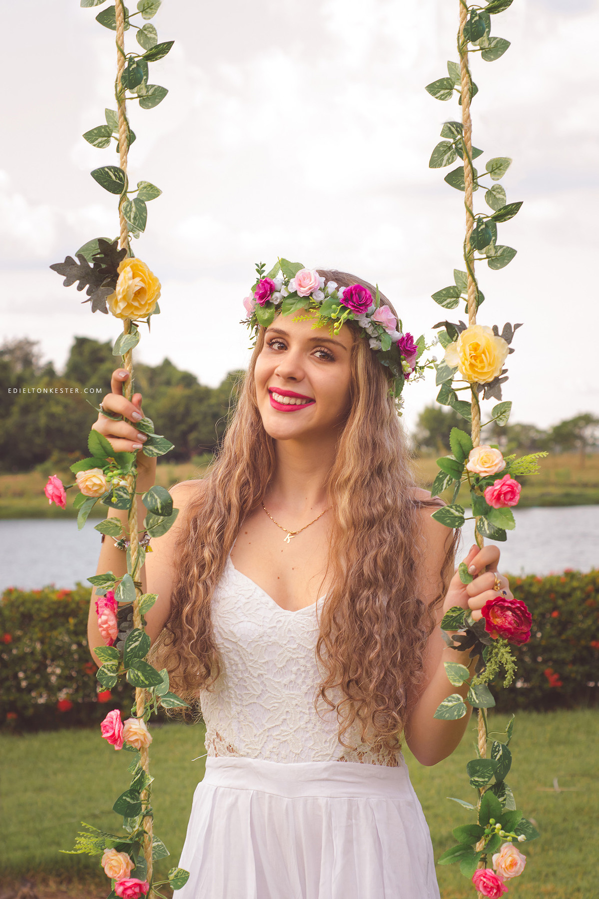 ensaio de 15 anos com coroa e balançona fazenda cassol pelo fotografo edielton kester de rolim de moura rondonia