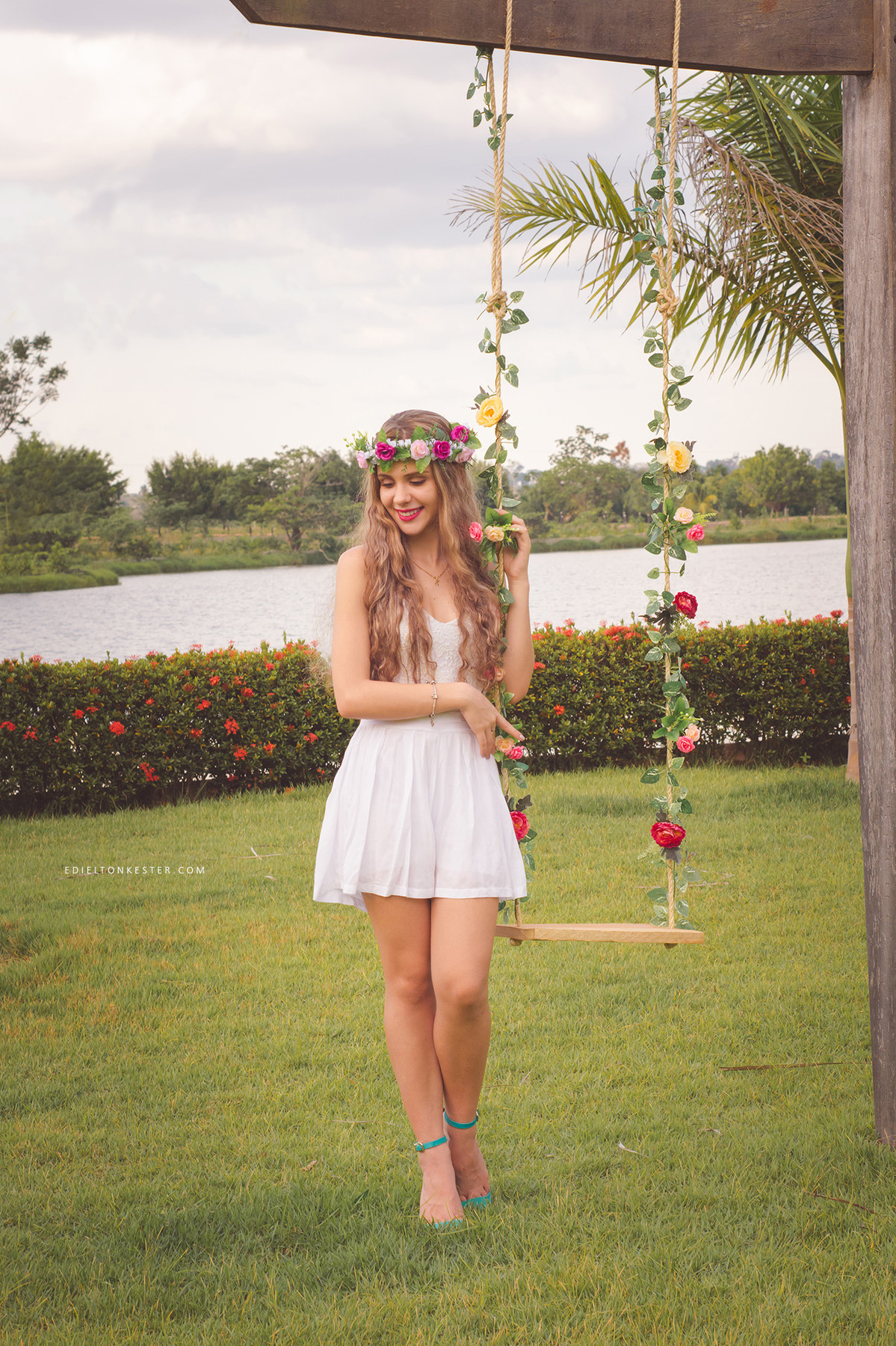 ensaio de 15 anos com coroa e balançona fazenda cassol pelo fotografo edielton kester de rolim de moura rondonia