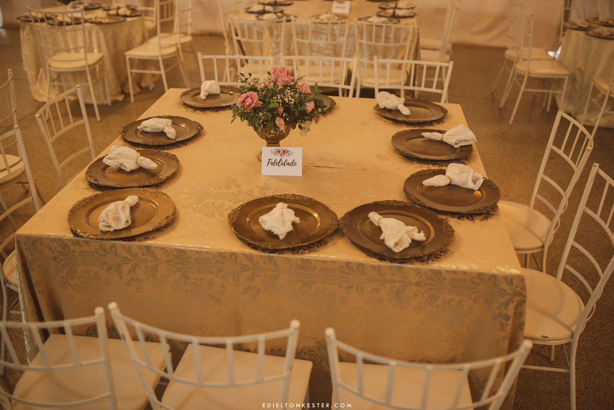 mesa decoarda para jantar de casamento com pratos e guardanapos