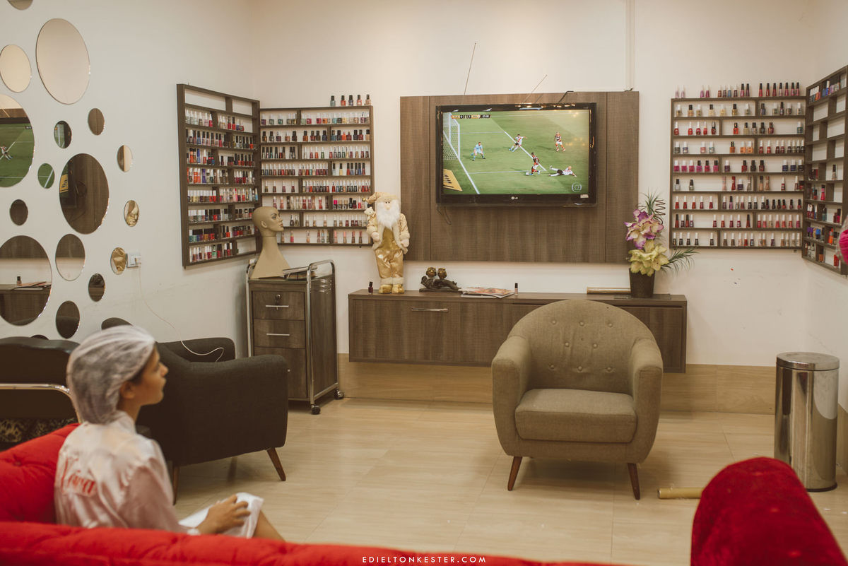 noiva assitindo jogo em seu making of em ji parana 