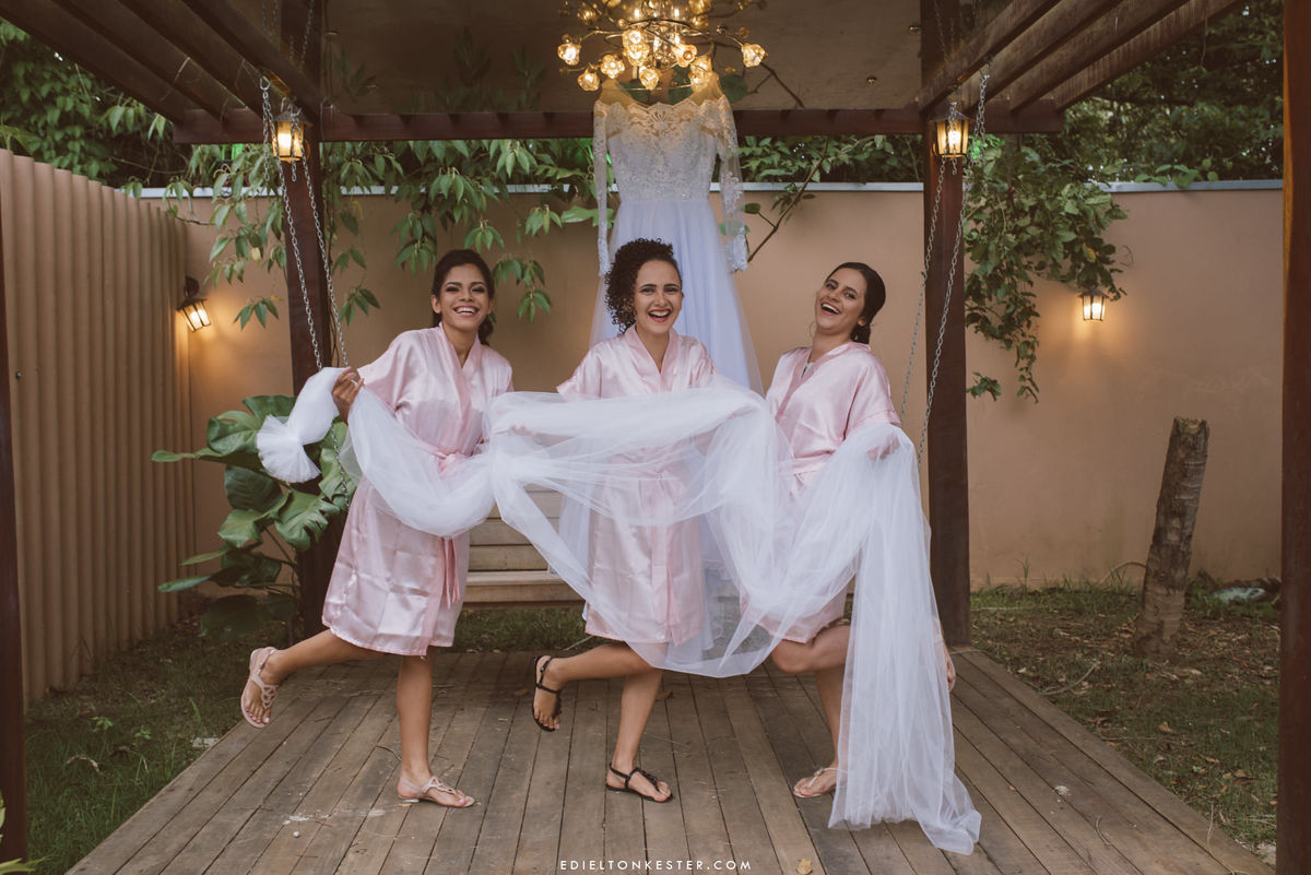 amigas da noiva segurando veu do casamento