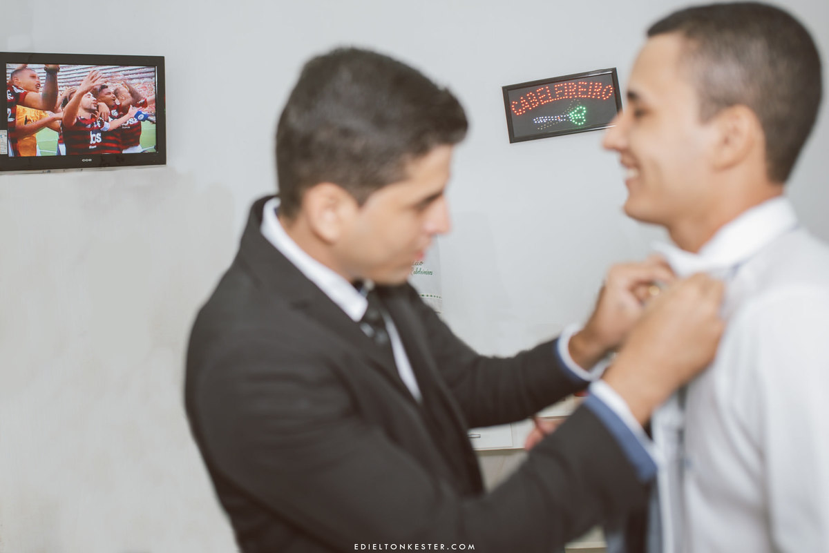 noivo se arrumando com amigo enquanto assiste a jogo do flamengo