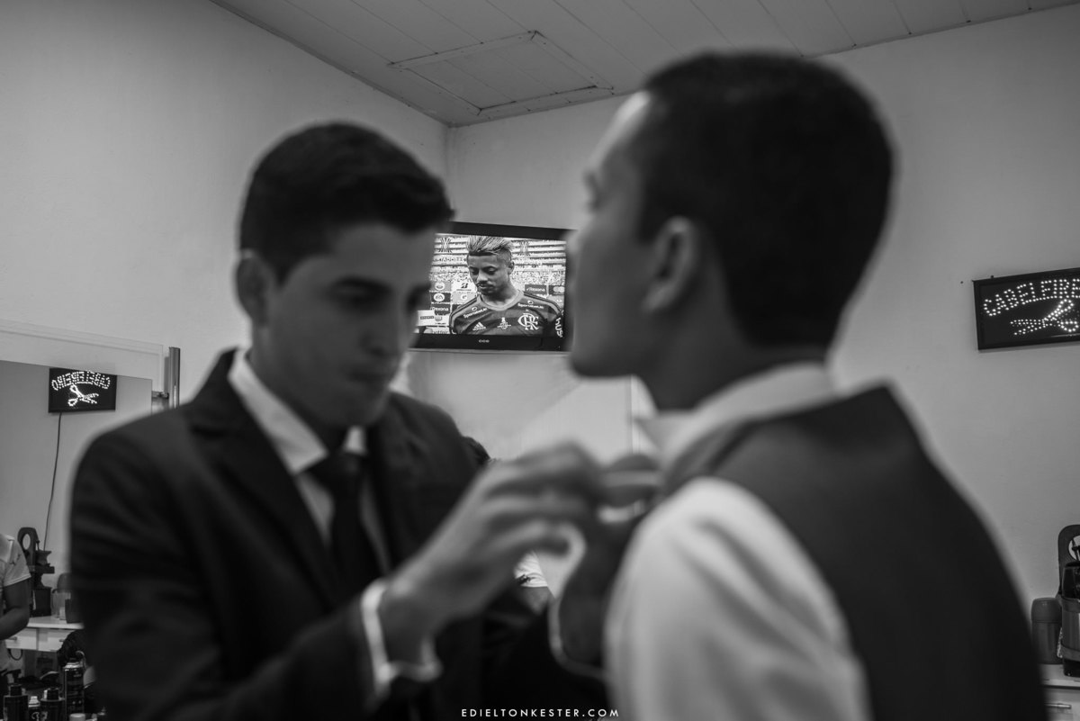 noivo se arrumando com amigo enquanto assiste a jogo do flamengo em ji paraná