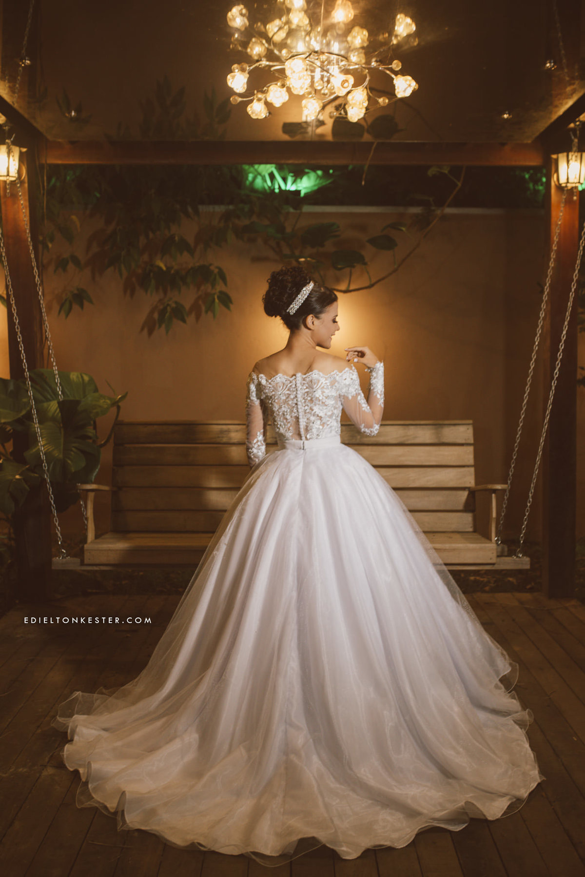 noiva posando para fotos com vestido desmlumbrante em making of em ji parana casamento pelo fotografo edielton kester