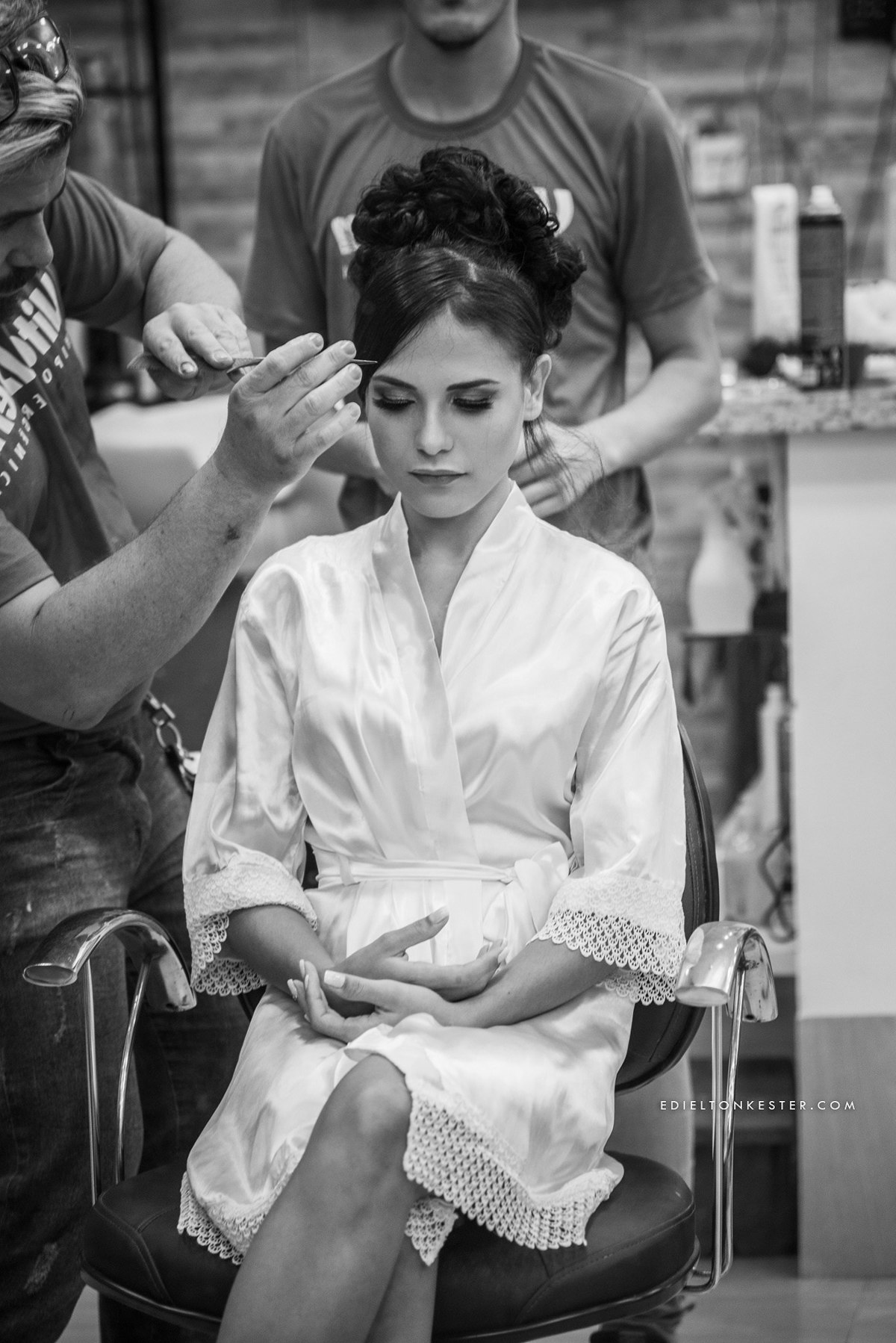 noiva se arrumando em salao de cabeleireiro fazendo penteado para o grande dia