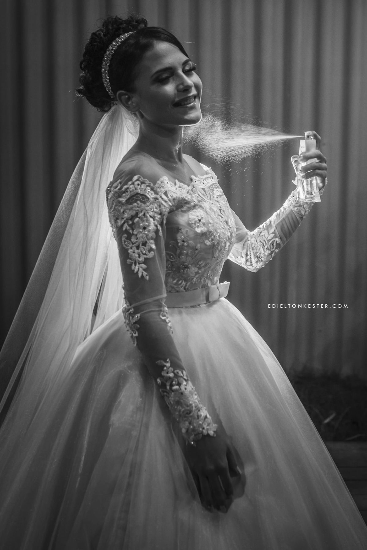 noiva passando perfume em foto preto e branca no making of na cidade de ji parana casamentos