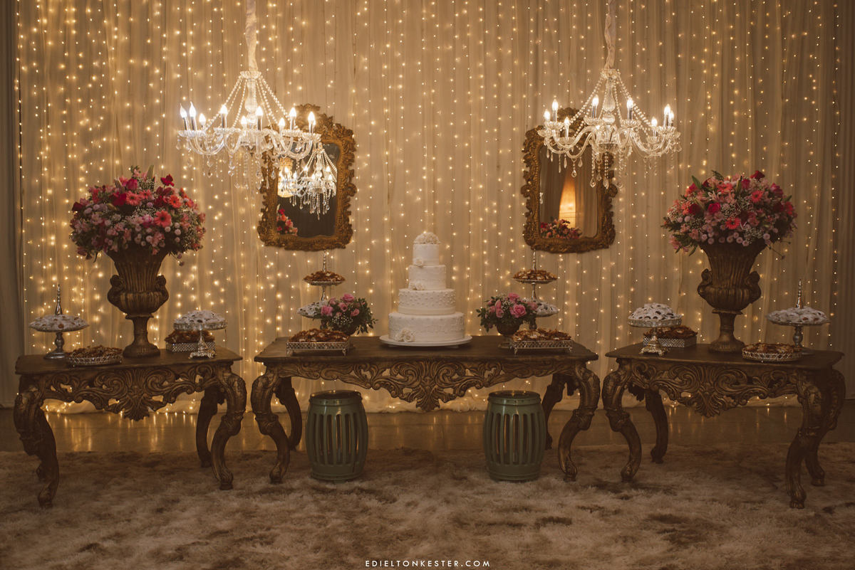decoraçao de casamento com luzes de natal e bolo com lustres e muitas luzes