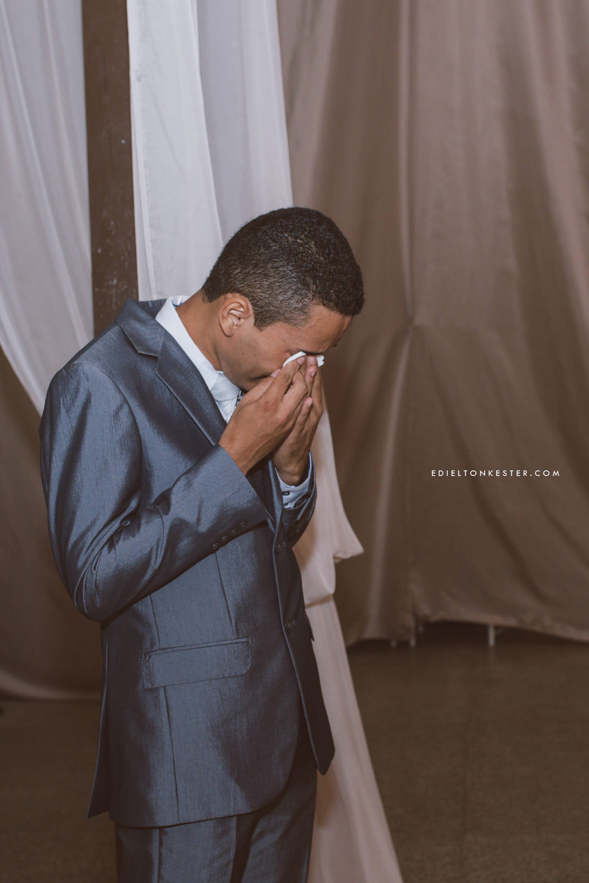 noivo chorando na entrada da noiva em casamento em ji parana mediterraneo fest