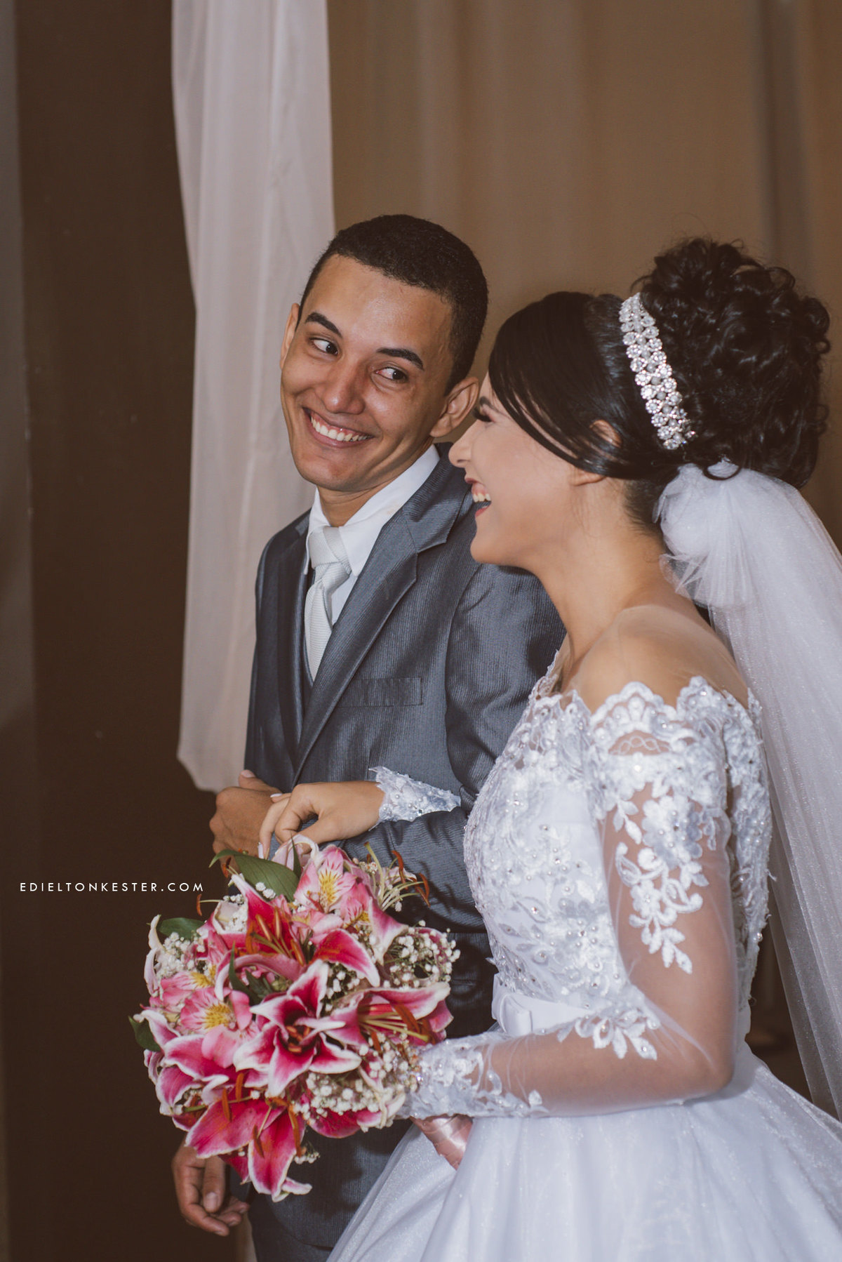 noivos se olhando e sorrindo apaixonados em cerimonia de casamento em ji paraná