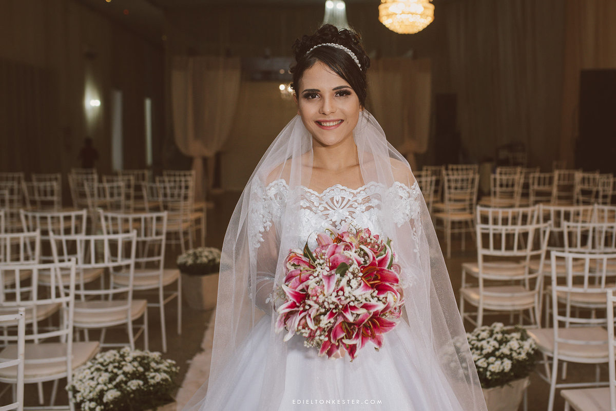 noiva posando para fotos segurando o buque e ji parana casamentos