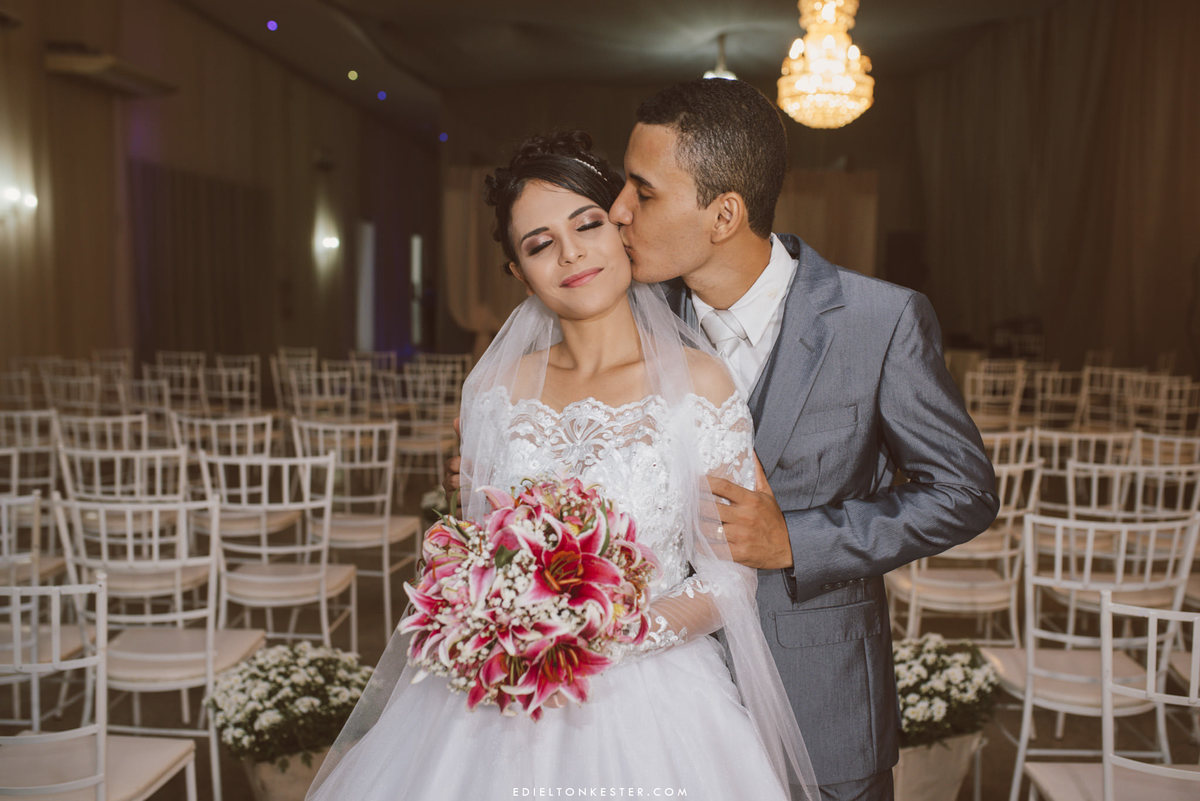 noivos se beijando e abraçando em fotos de casamento em ji paraná