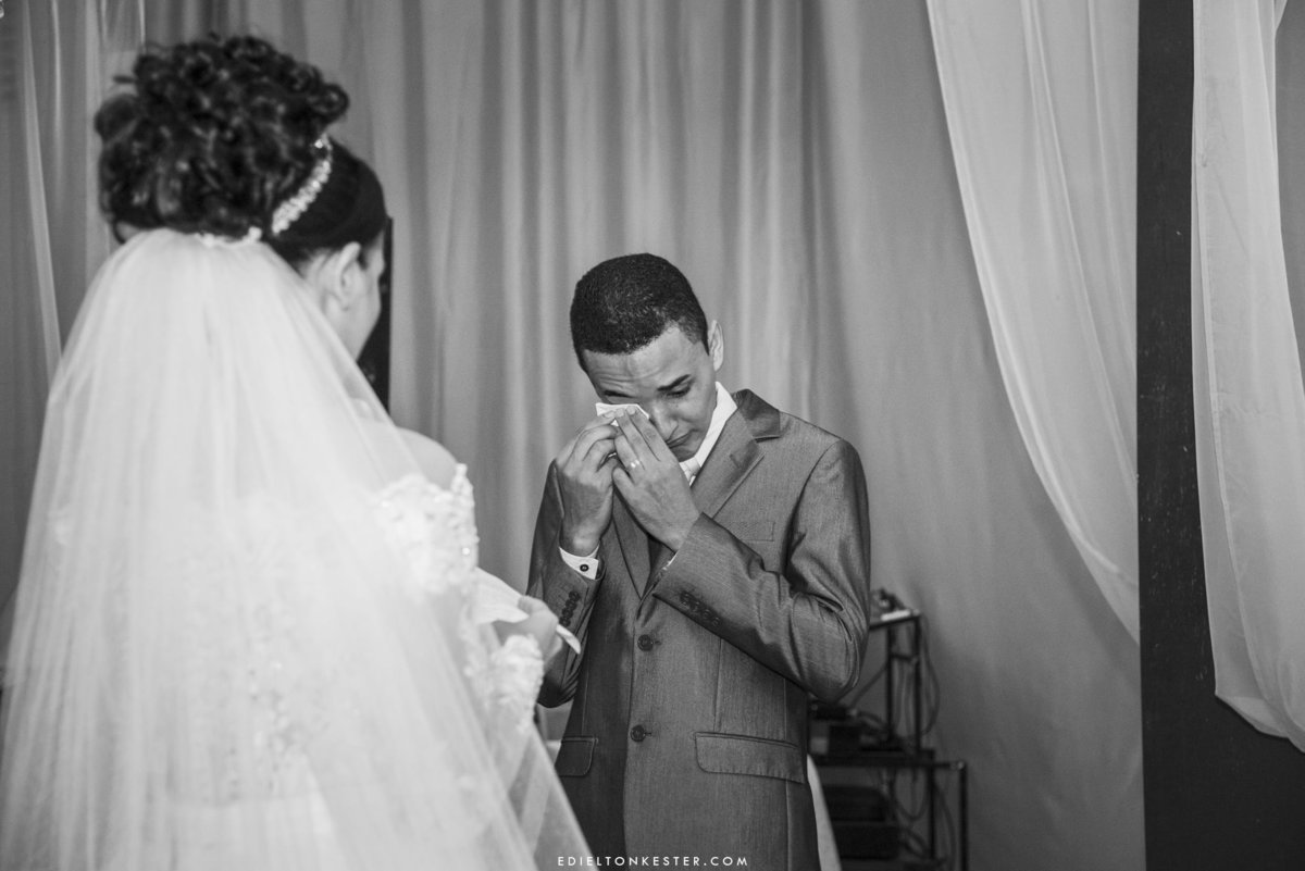 noivo chorando nos votos da noiva 