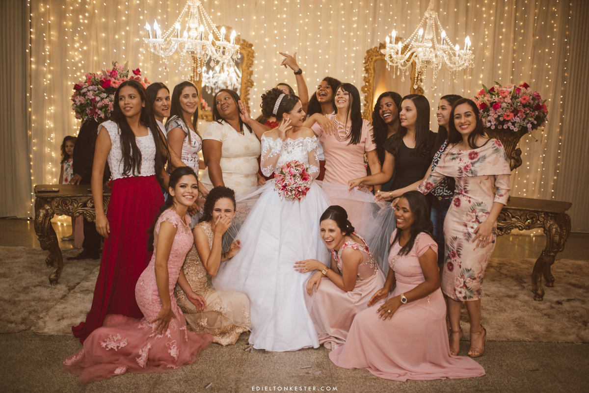 noiva em foto bem divertida com suas amigas