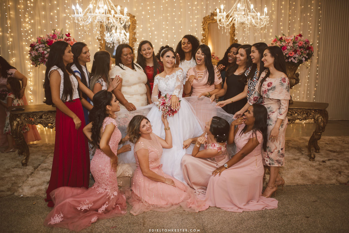 noiva dando risada em foto com suas amigas