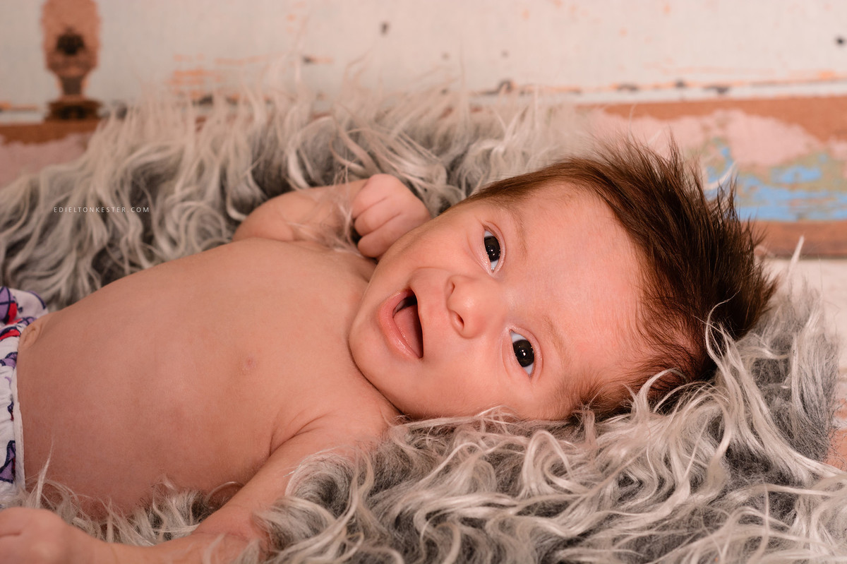 bebe sorrindo em ensaio de newborn realizado pelo fotografo edielton kester