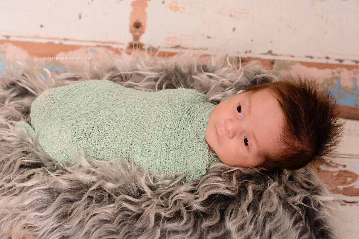 ensaio de newborn com bebe enrolado em wrap