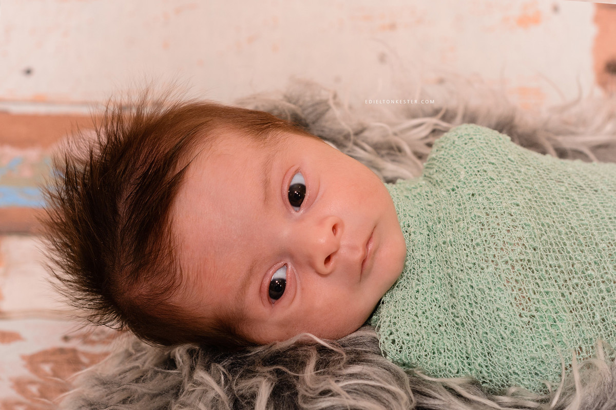 ensaio de newborn com bebe enrolado em wrap