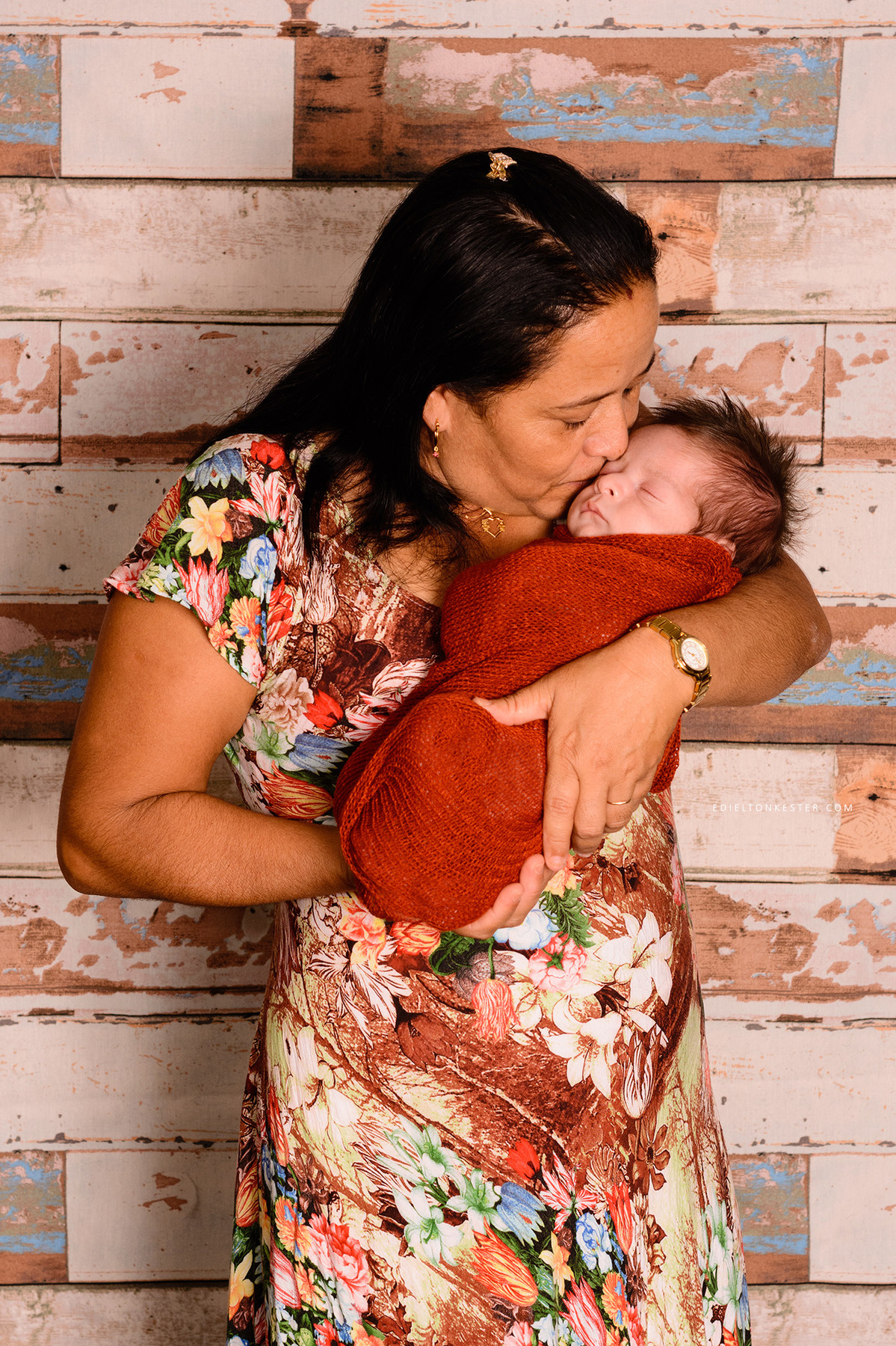 avó beijando o neto em ensaio newborn