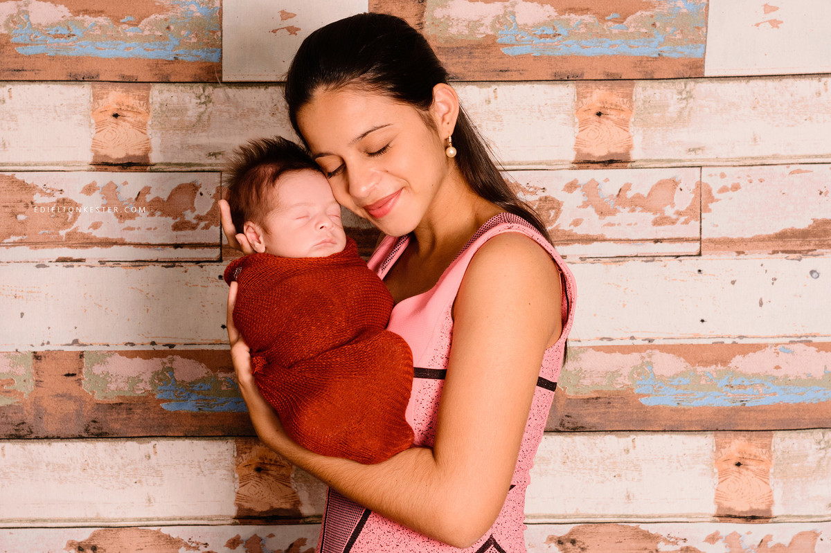 ensaio de newborn com mae e filho em momento de ternura