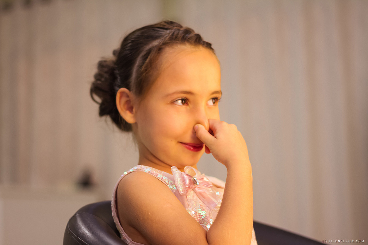 noivinha em salao fazendo pose engraçada