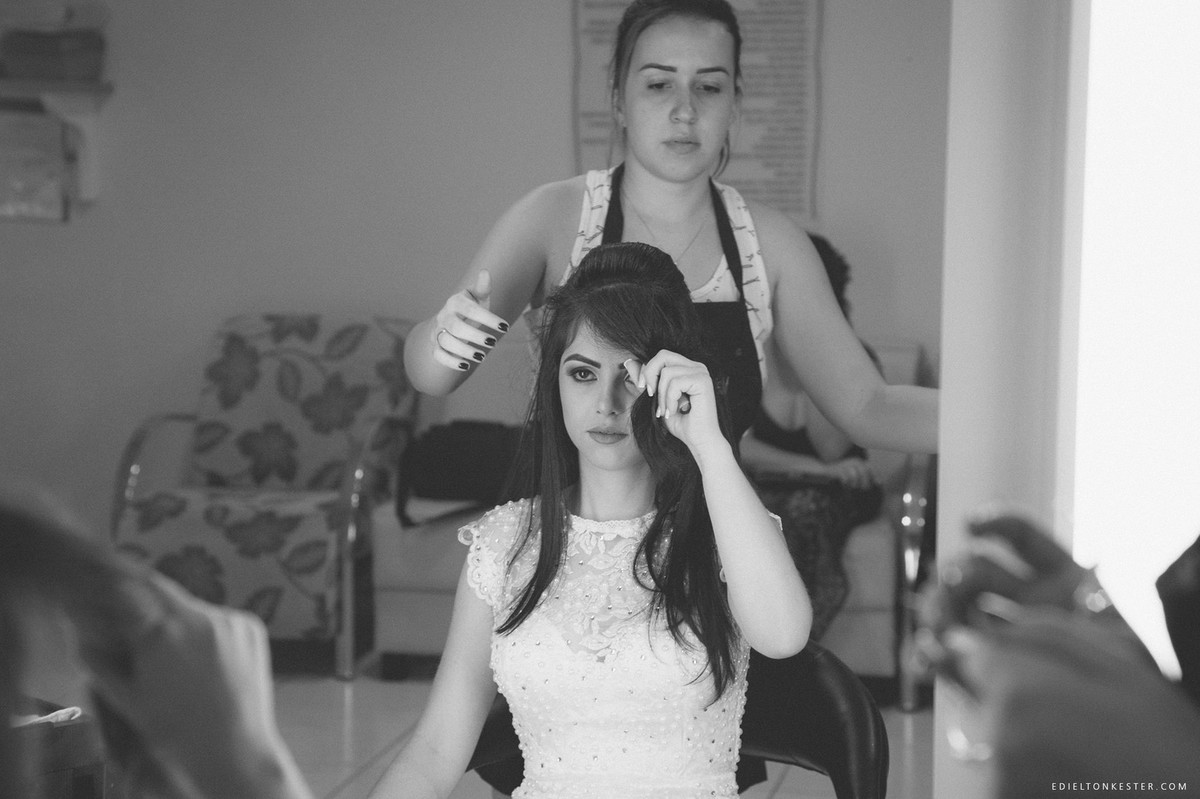 noiva segurando cabelo enquanto fica pronta para o grande sim